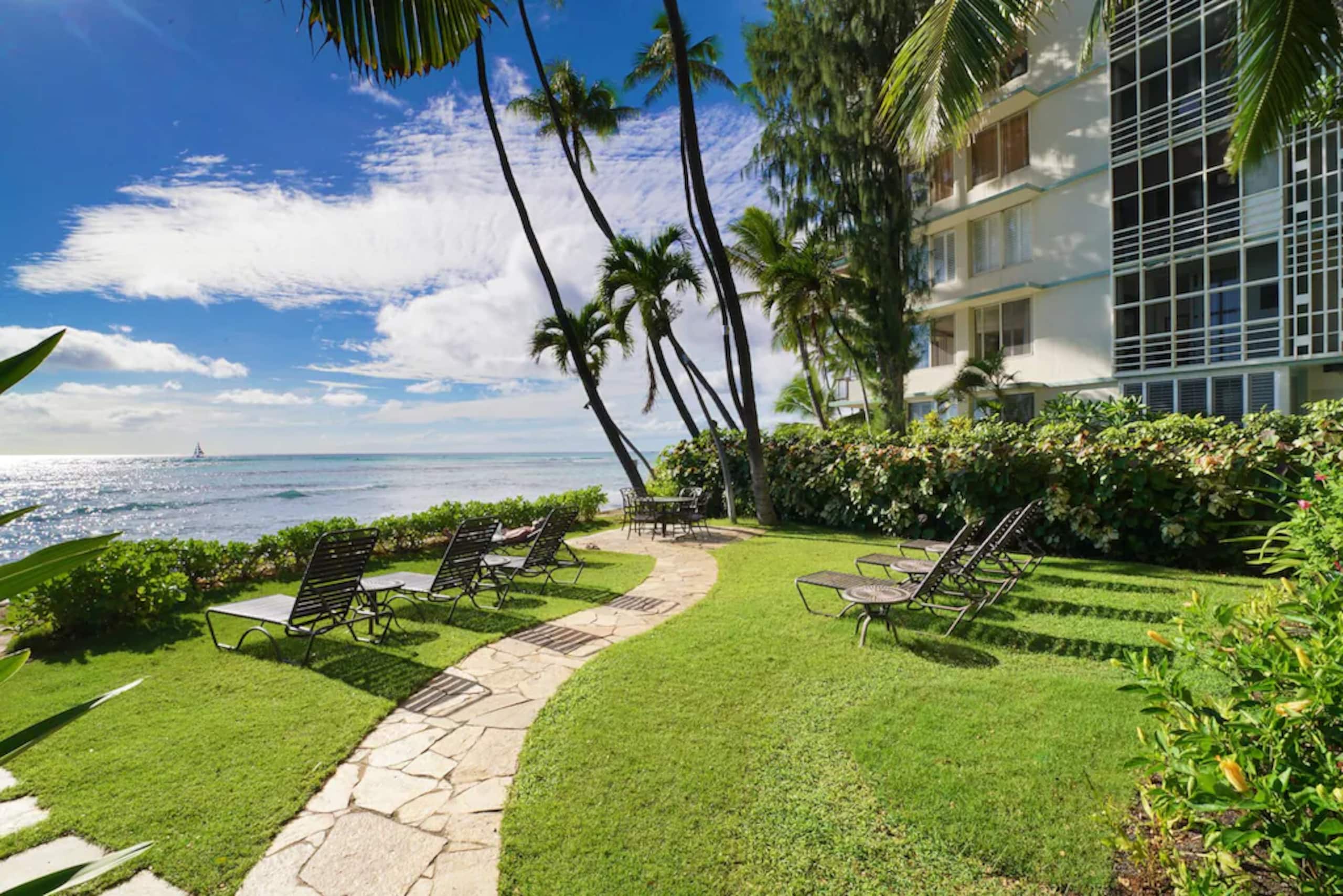 Condo in Honolulu · ★4.8 · Studio · 1 bed · 1 private bath - Image 17