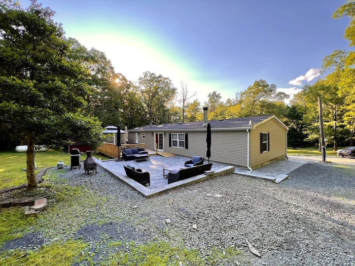 Cozy 4 bedroom home with Hottub and Fireplace Houses for Rent in