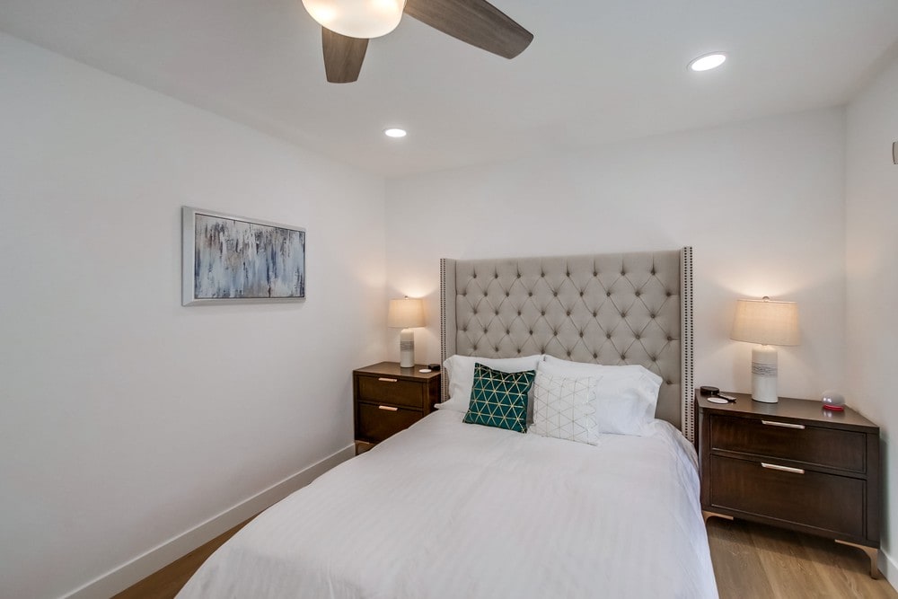 Брачна спална соба бр. 2 со вентилатор за мобилни телефони, клима уред, плакар, паметен звучник Alexa и USB полнење за секоја ноќна масичка.