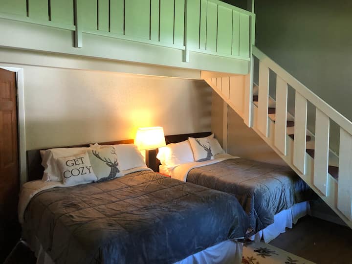 Долни кревети на поткровје.