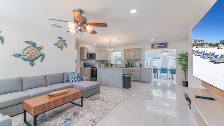 Modern Oasis, Perfect Location Packed W/ Amenities - St. Petersburg, FL