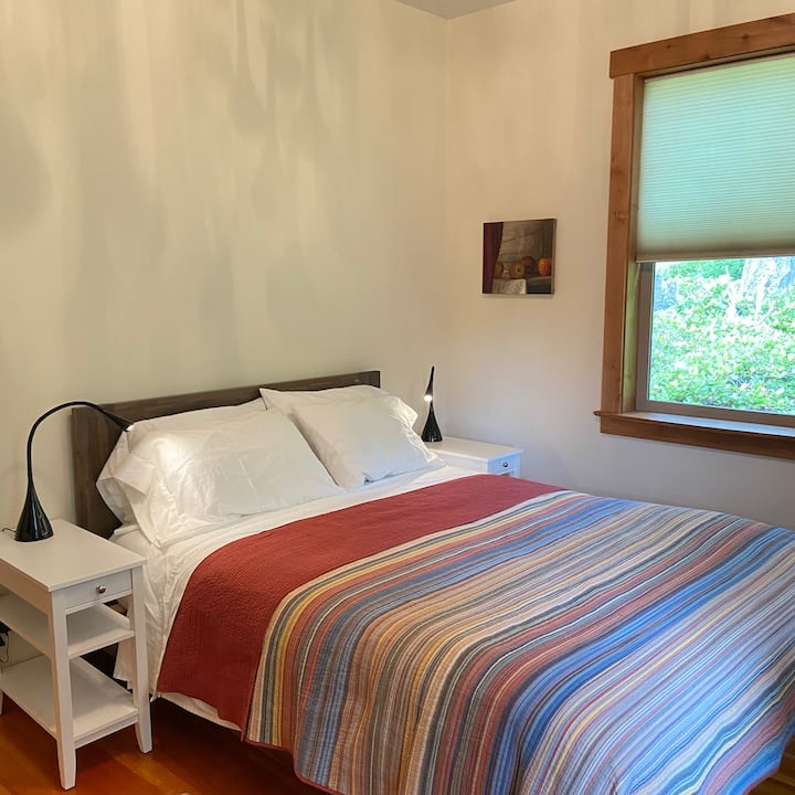 Bedroom on first floor with queen bed, hotel grade cotton linens