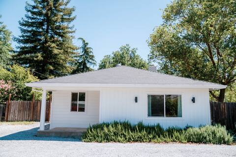 Bright and clean 2 bedroom home. Close to town.