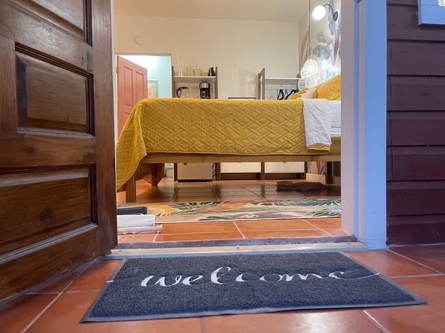 Entire Alux House -5 separate units, 5 bed, 6 bath gallery image 2