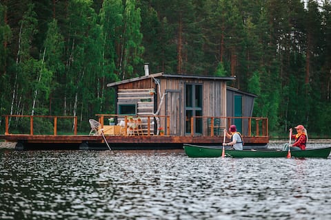 Top Airbnb: Floating accommodation and sauna in Lake Saimaa in Mikkeli