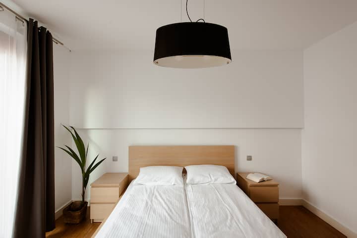 Un dormitorio separado con vistas a un segundo balcón con armario empotrado.