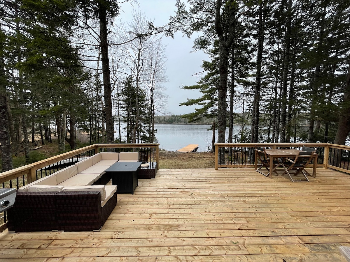 House on lake w/ Hot Tub & Sauna Houses for Rent in Kemptville, Nova