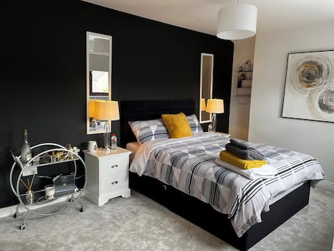 Spacious, City centre location with free parking.