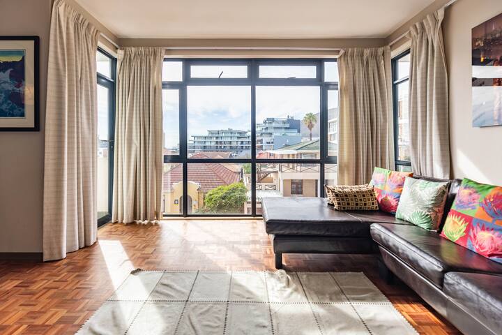 Modern & central 2 bed 2 bath apartment parking gallery image 3