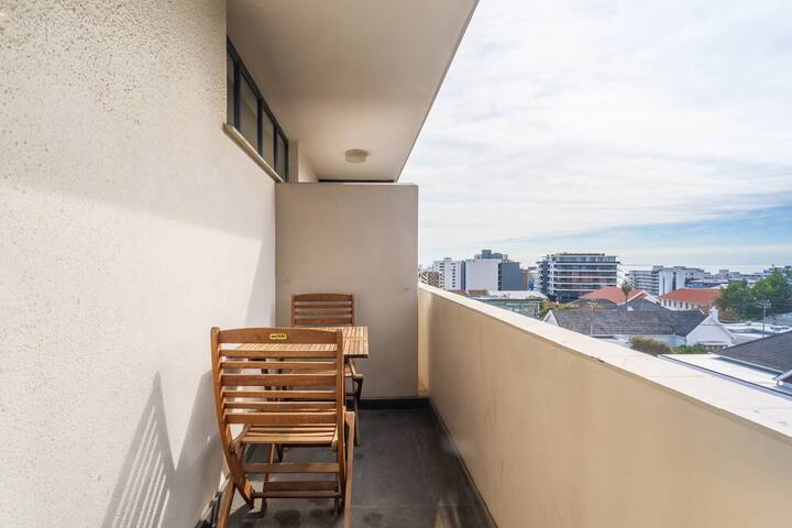 Modern & central 2 bed 2 bath apartment parking gallery image 5