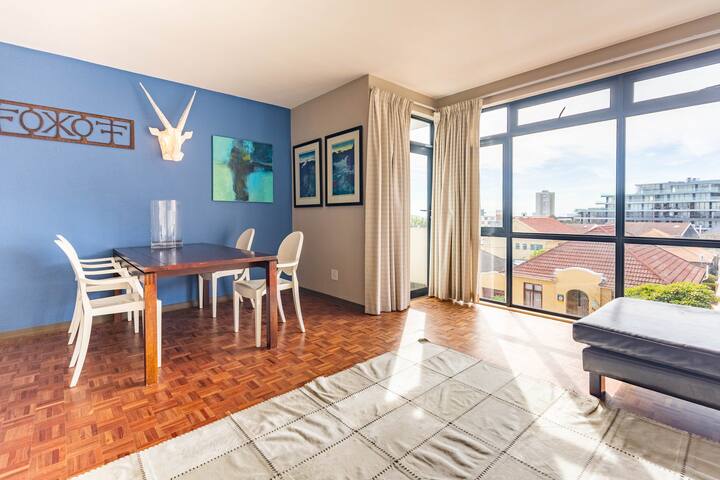 Modern & central 2 bed 2 bath apartment parking gallery image 2