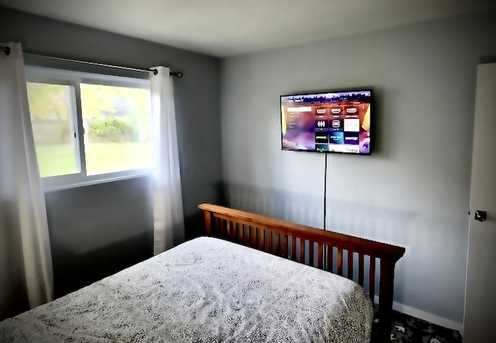 Спална соба 1 со Roku TV