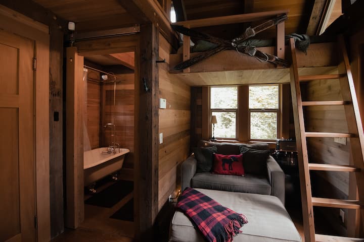 The Lodge @ Skycamp: Crafted Cabin With Hot Tub - Skykomish