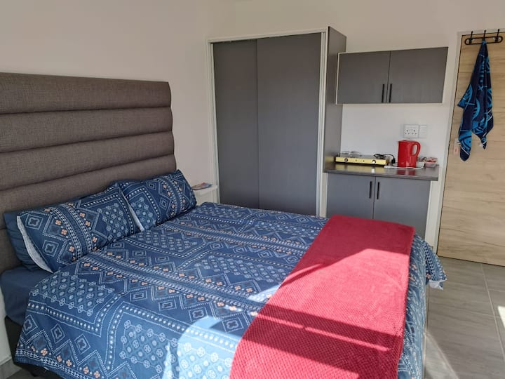 Queensize-Bett. Kleiderschrank, Schiebetür für Schrank und Kleiderbügel. Schrankplatz zum Packen von Lebensmitteln, Besteck, Geschirr, Töpfen, Küchengeschirr.  Gasherd und Wasserkocher. Tee, Kaffee, Zucker, Milch wird bei der Ankunft zur Verfügung gestellt. Leseecke. Leseecke.