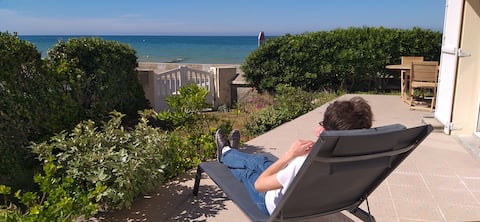 Exceptional beachfront view, 8 people