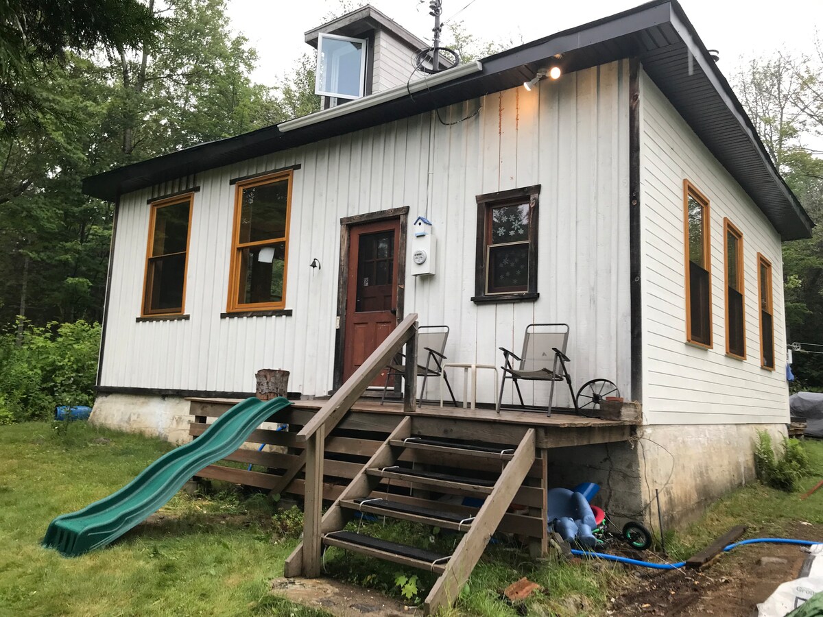 Chalet familial dans une ancienne école de rang Chalets à louer à SainteLuciedesLaurentides