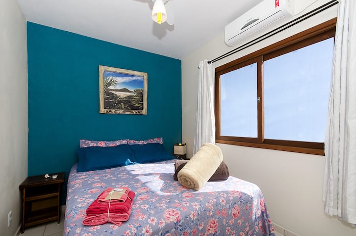 宽敞的双人卧室，配备非常大的标准双人床，让您在夜间休息。 

房间装有冷热空调