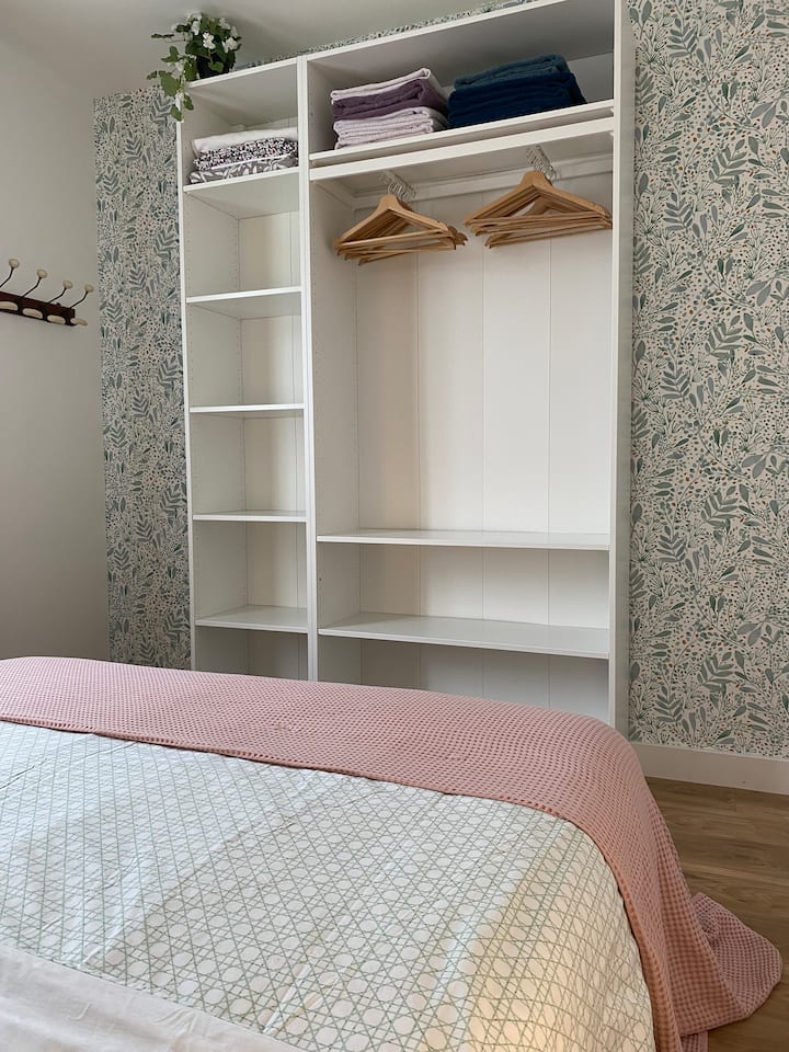 Spavaća soba br. 1 - bračni krevet 160 x 200 - Emma potpuno novi madrac - NOVO: veliki ormar