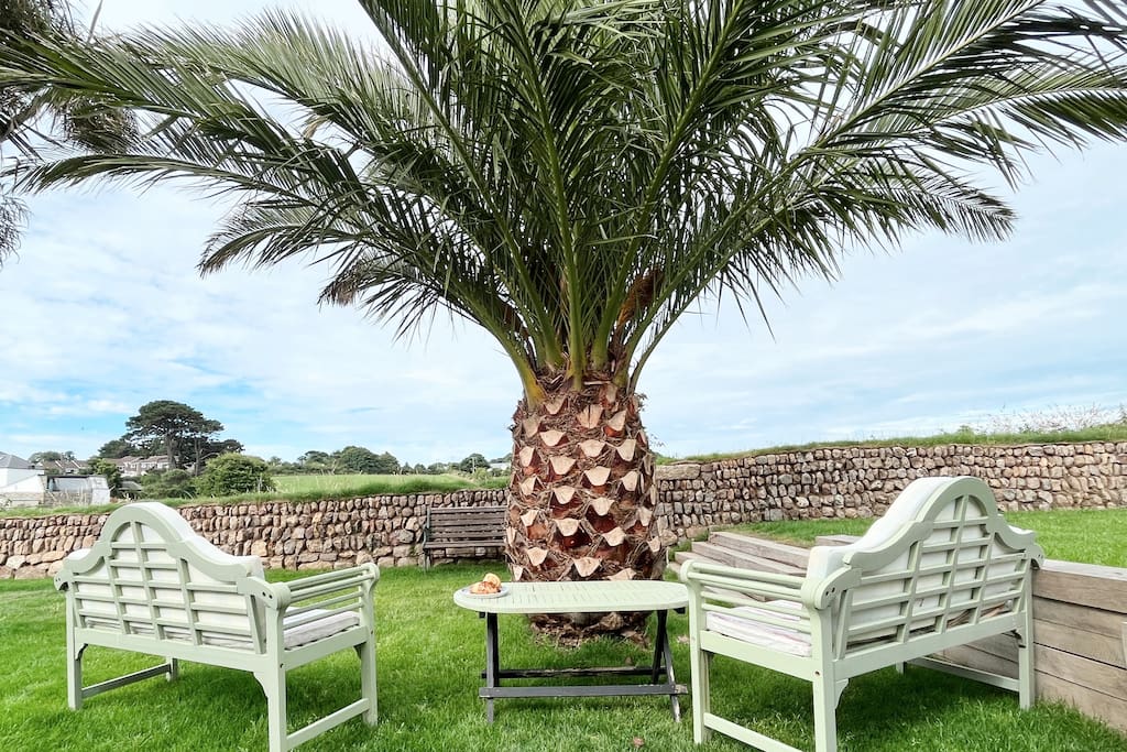Gorgeous spacious bungalow /serene garden & parking