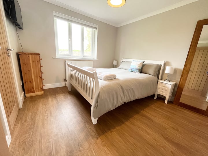 Главна спална соба со телевизор и приватна бања 