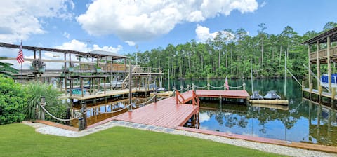 It's 5'O-Clock Here On The Dock