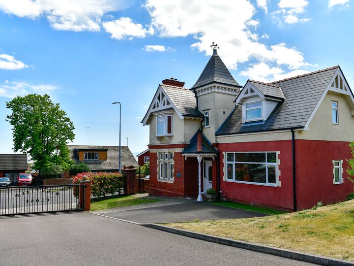 Beautiful 4 Bedroom House with Sea Views & Parking Houses for Rent in