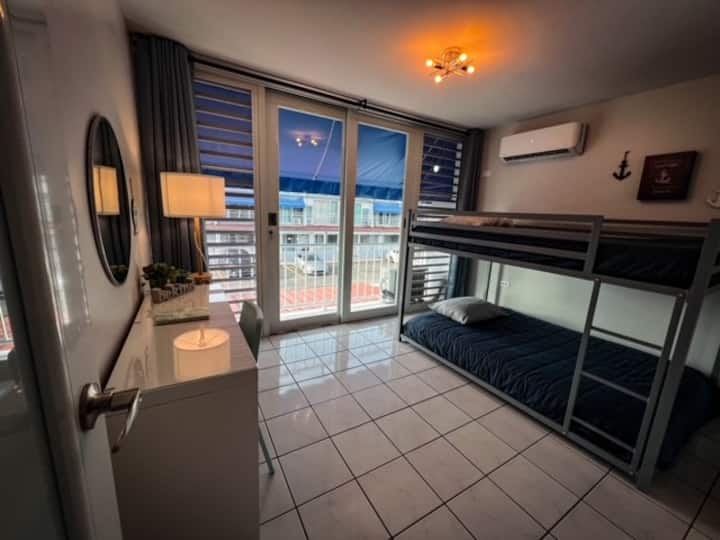 Спалня на втория етаж с две двуетажни легла в пълен размер. Четвърти на втория етаж с две пълни легла. 