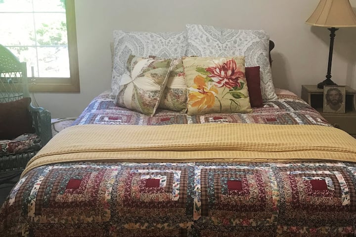 Lit queen size - Chambre des voyageurs