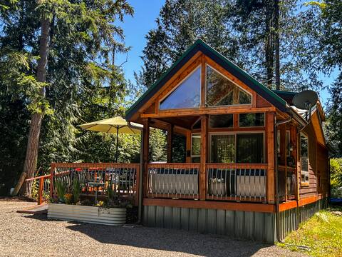 Tiny Home forested cabin -You won't want to leave!