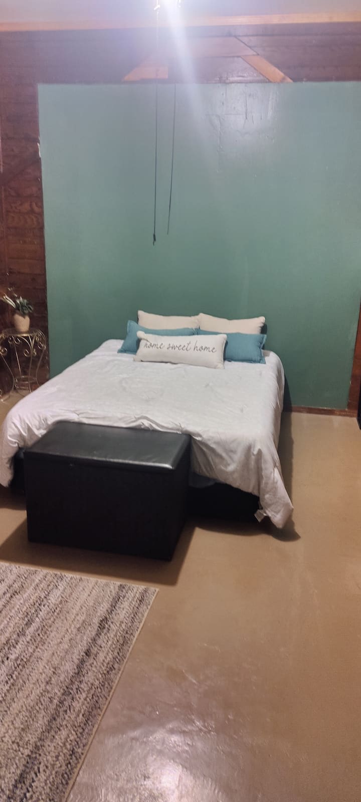 Adorable outhouse with gated parking near freeways Guesthouses for