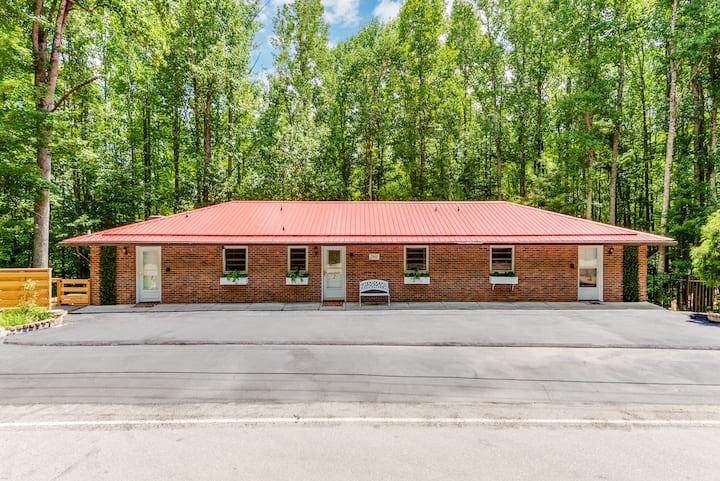 May Special, No Steps No 4wd Needed Boone Cond #1 - Boone, NC