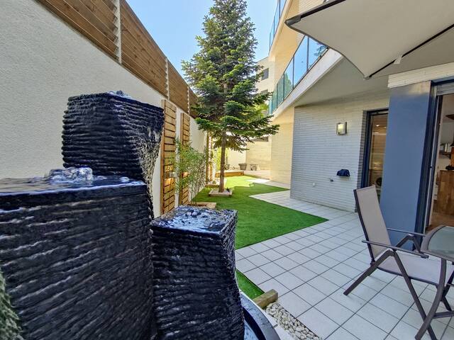 Beautiful flat with nice garden, pool and parking.