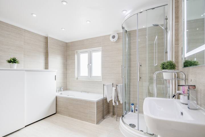 Spacious and charming dwelling with free wifi gallery image 3