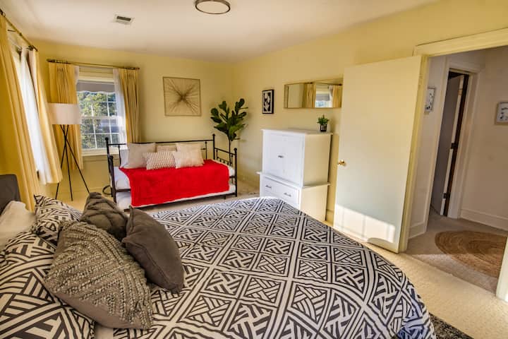 El dormitorio 1 viene con dormitorio tamaño queen y cama nido doble.