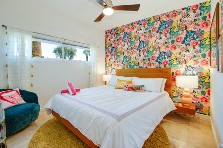 เตรียมพร้อมที่จะรู้สึกเหมือนเป็นซูเปอร์สตาร์คันทรีในห้องนอน 1 - ตกแต่งอย่างเต็มที่ในธีม Dolly Parton ที่สนุกสนาน! ผ่อนคลายบนเตียงขนาดคิงไซส์ที่ล้อมรอบด้วยผนังที่ประดับประดาไปด้วยของที่ระลึกและคำพูดของดอลลี่และเพลิดเพลินไปกับการตกแต่งที่อบอุ่นแต่มีสไตล์