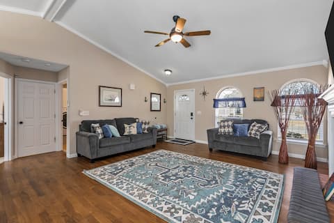 O'Fallon Edge Oasis- 4bd/3bth Wooded Backyard