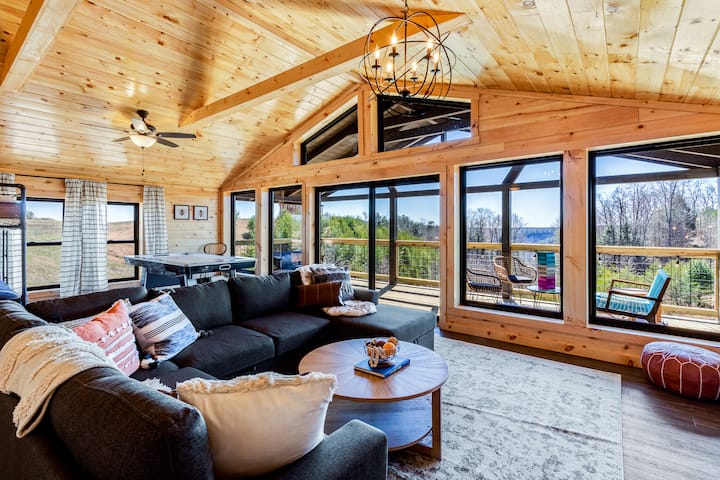 Hot tub & Wi-fi—Red River Gorge Luxury Cabin
