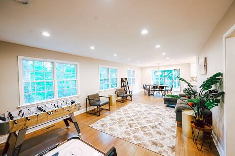 Luxurious 4-6 Bedroom House with  Movie Theater