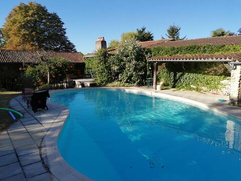Chez Charrier - 3-bed restored farmhouse with pool