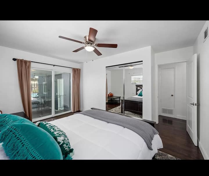 Deze slaapkamer heeft toegang buiten tot de patio in de achtertuin, het zwembad/de spa en de gameroom. 