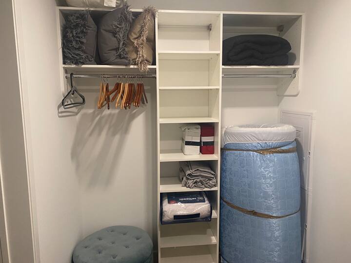 Modernes Schlafzimmer in Orange - Airbnb