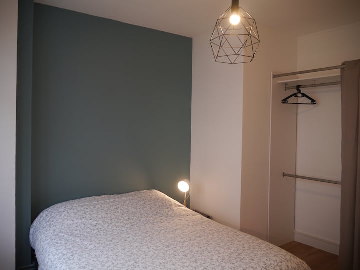 Спалня номер 2, оборудвана с двойно легло с работно пространство, съблекалня и смарт телевизор.