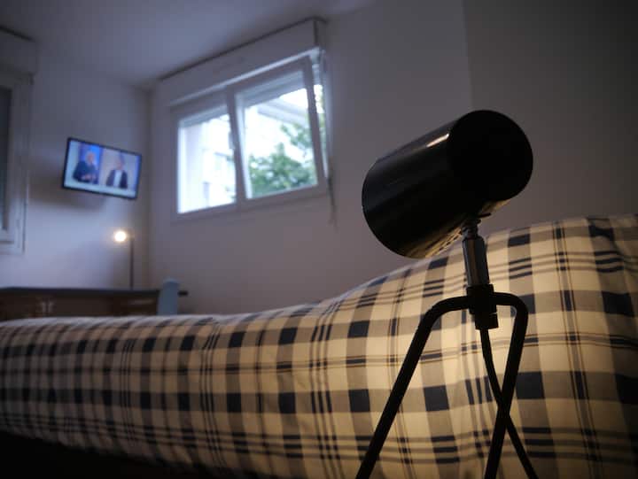 Спалня номер 3, оборудвана с бюро , тоалетка и смарт телевизор.