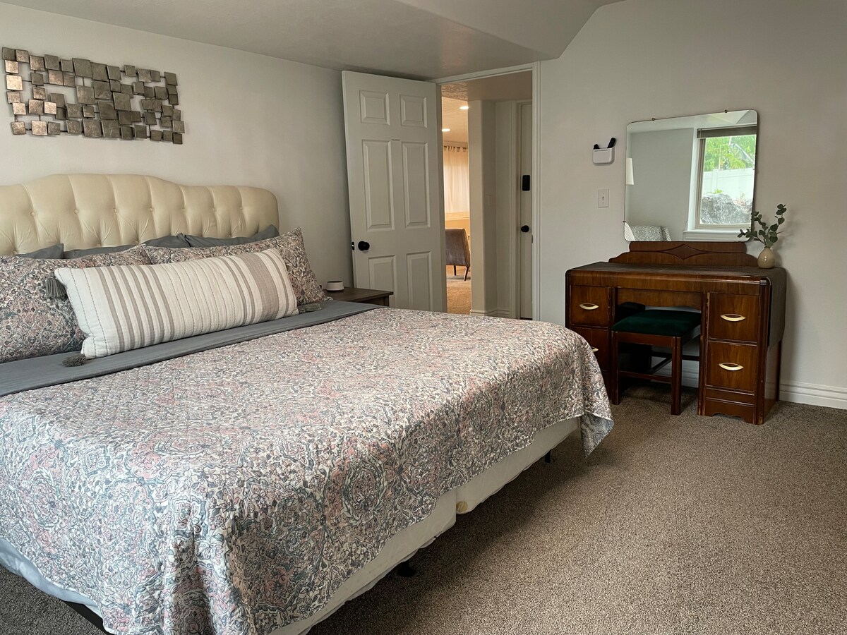 ห้องนอน #2 - เตียงขนาดคิงไซส์สมาร์ททีวีเก้าอี้ข้างเตียงขาตั้งกลางคืนนาฬิกาปลุกโคมไฟโต๊ะเครื่องแป้งพร้อมกระจกมู่ลี่