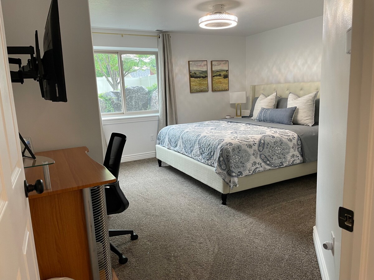 ห้องนอน #1 - เตียงขนาดคิงไซส์สมาร์ททีวีโต๊ะทำงานเก้าอี้สำนักงานเก้าอี้ข้างเตียงขาตั้งกลางคืนนาฬิกาปลุกโคมไฟม่านกันแสง