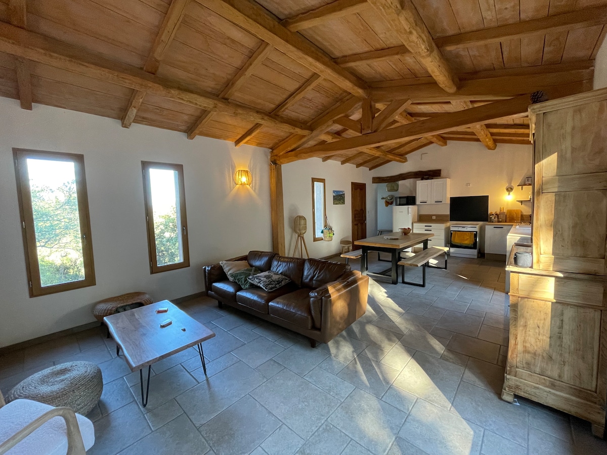 Annonce Airbnb populaire: Village house with pool and wild garden à Sotta