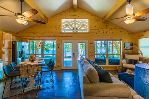 Hot Tub -Private Beach -Lake Front Escape