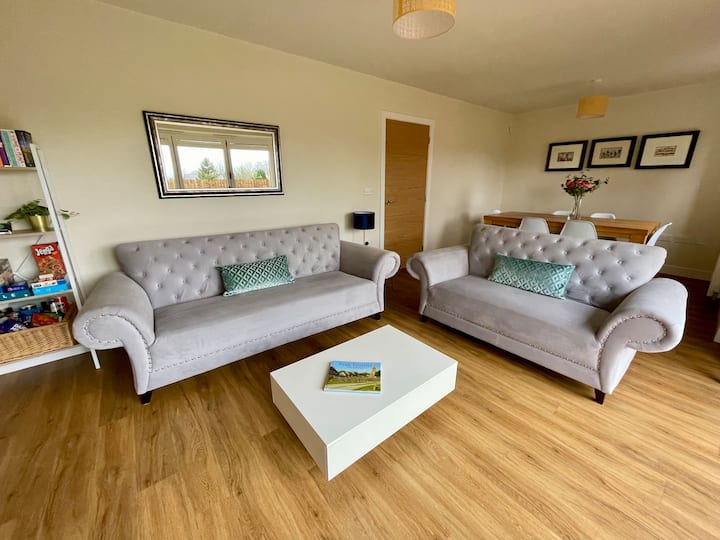 Spacious, clean & fab reviews! Private parking too Houses for Rent in