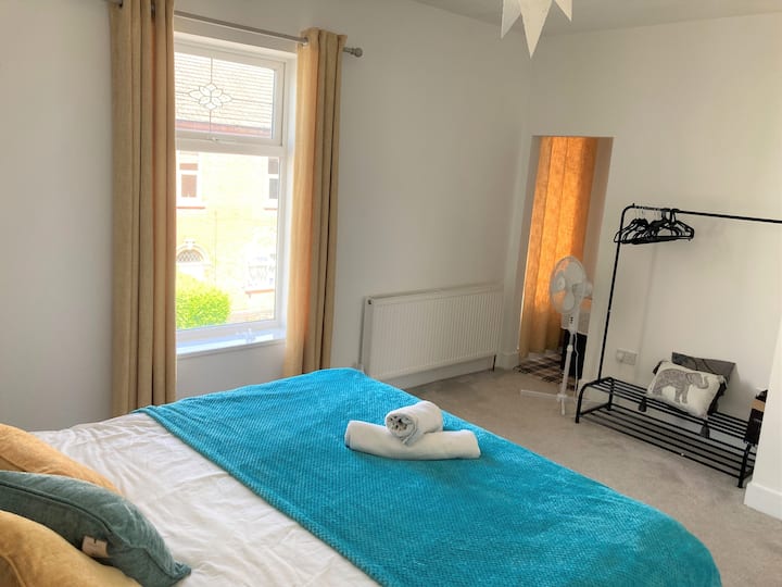 Amplio dormitorio doble con cama tamaño king.
Se puede dividir en 2 individuales