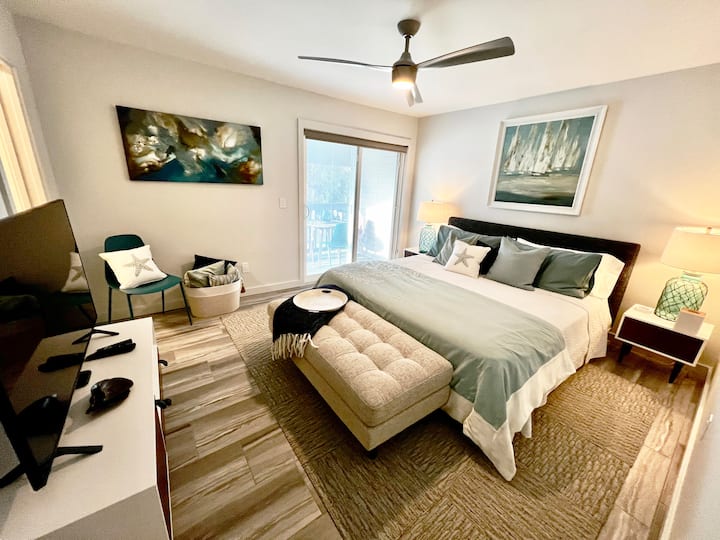 Dhoma kryesore e gjumit me krevat dopio "king". Dyshek Satvaa. Ndriçim inteligjent që të lejon të kontrollosh abazhurët pranë krevatit nga krevati. Dyert e rrëshqitësit kanë grila të rregullueshme dhe një hije të errët. Dera e xhepit të sallës mund të kyçet për të krijuar një banjë ngjitur.